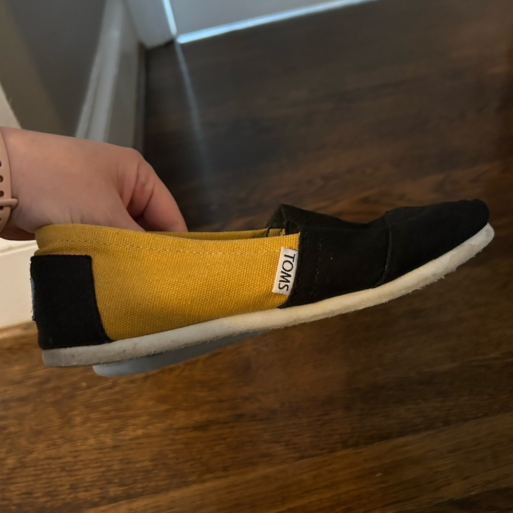 Black and Gold Tom’s perfect for game day!